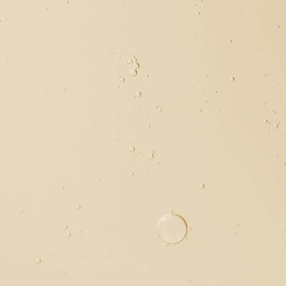 Gelbliche Flüssigkeit mit Bläschen. Nahaufnahme. Keine Produktbezeichnung sichtbar.