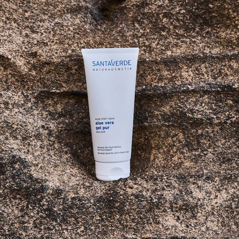 Weiße Tube auf Stein. SANTAVERDE, aloe vera gel pur ohne Duft. Aufschrift: aloe vera gel pur. Naturkosmetik.