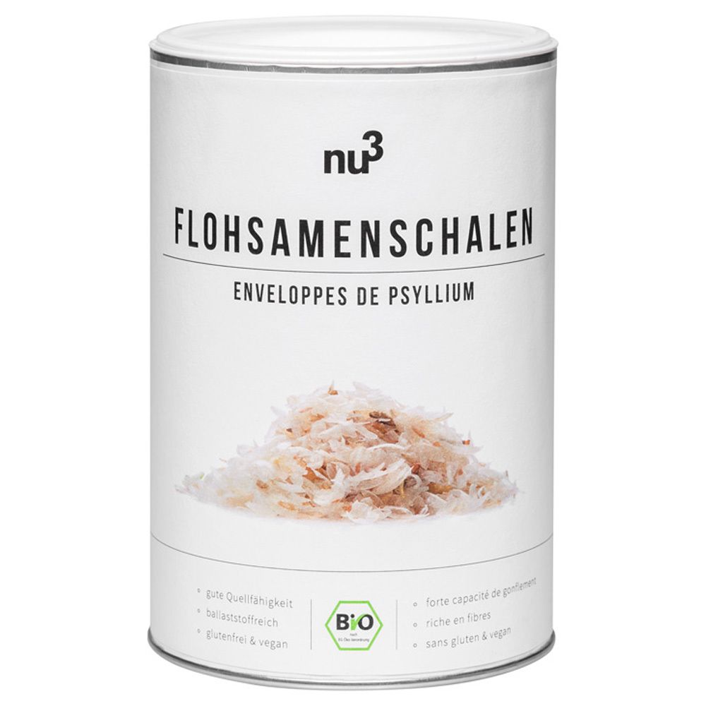 Weißes, zylindrisches Behältnis mit "nu3"-Logo und "Flohsamenschalen"-Aufdruck. Bio-Siegel. Haufen von Flohsamenschalen.