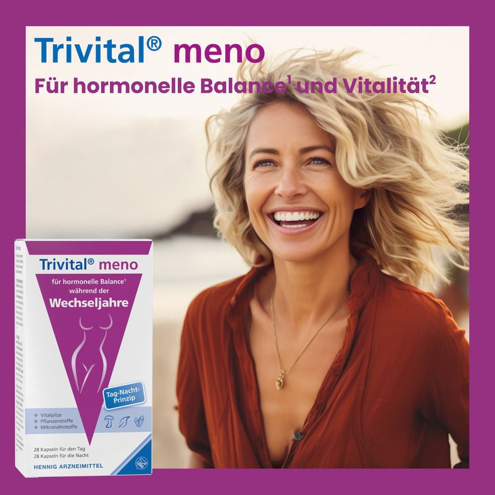 Frau lächelt. Neben ihr: Trivital® meno-Verpackung. Text: Für hormonelle Balance und Vitalität. Lila Hintergrund.