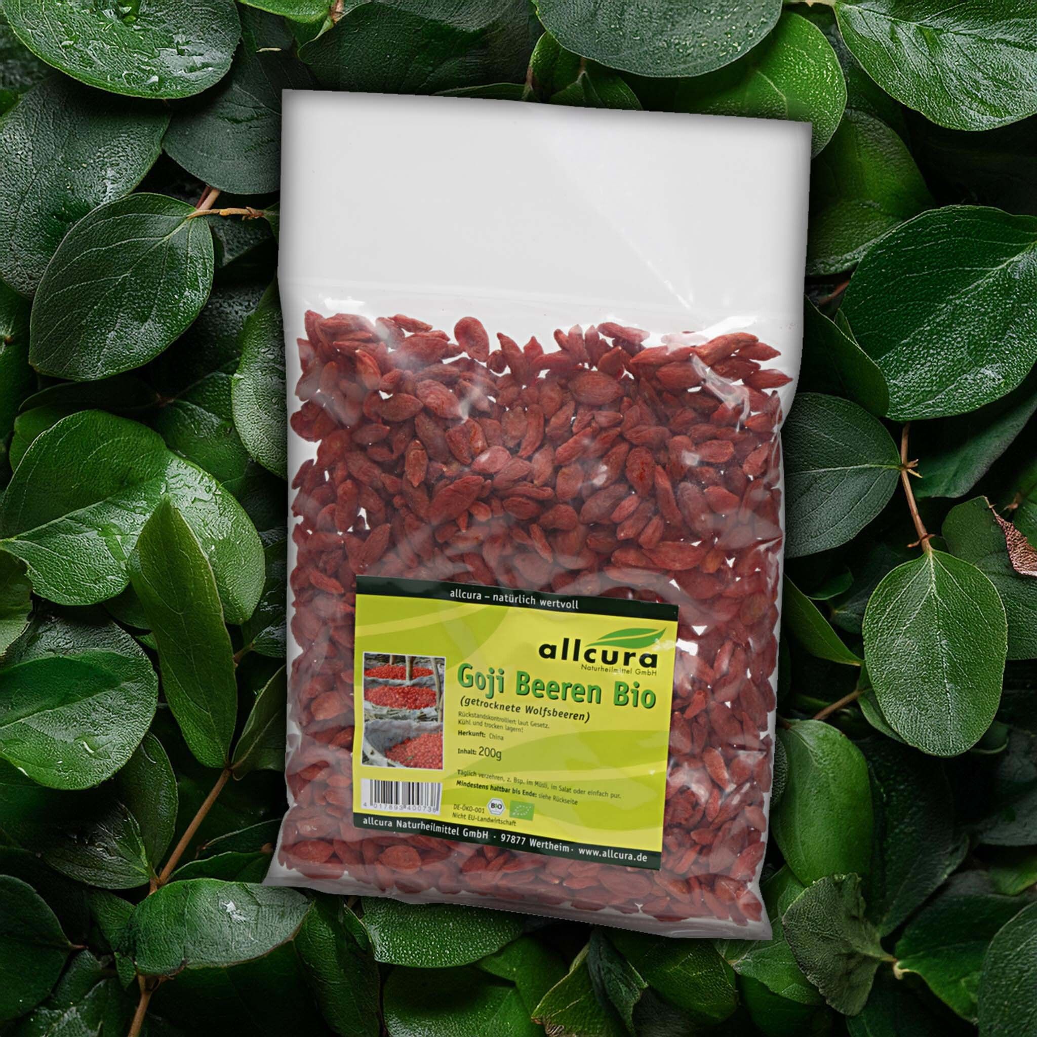 Gojibeeren-Packung in transparenter Tüte, umgeben von Blättern. Aufkleber mit Produktinformationen.