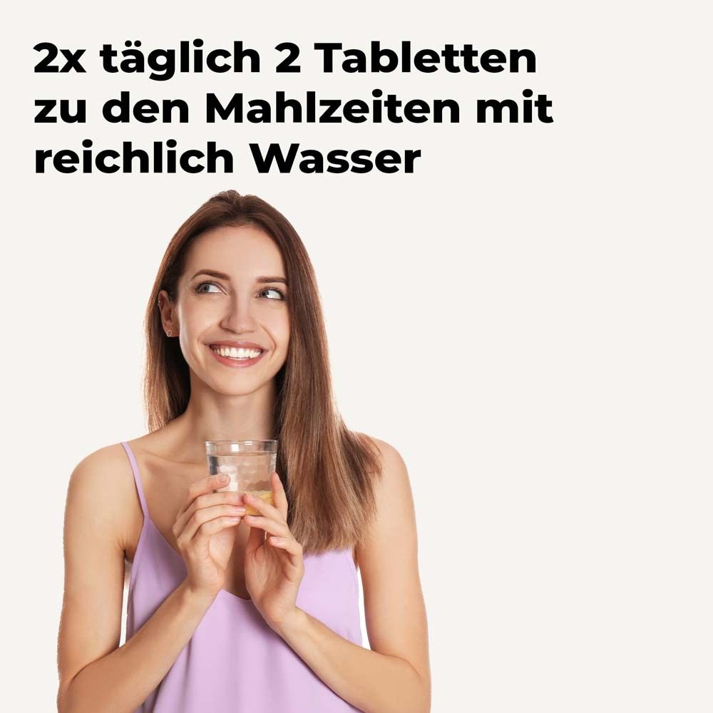 Frau trinkt Wasser. Text: 2x täglich 2 Tabletten zu den Mahlzeiten mit reichlich Wasser.