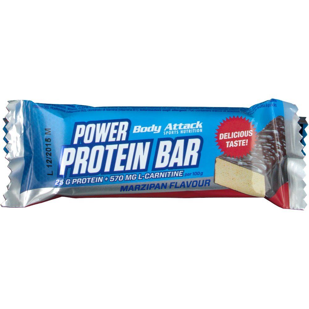 Proteinriegel in blauer Verpackung. Aufschrift: POWER PROTEIN BAR, Marzipan Flavour. Enthält 25g Protein und 570mg L-Carnitin. Mit rotem Aufkleber: Delicious Taste!
