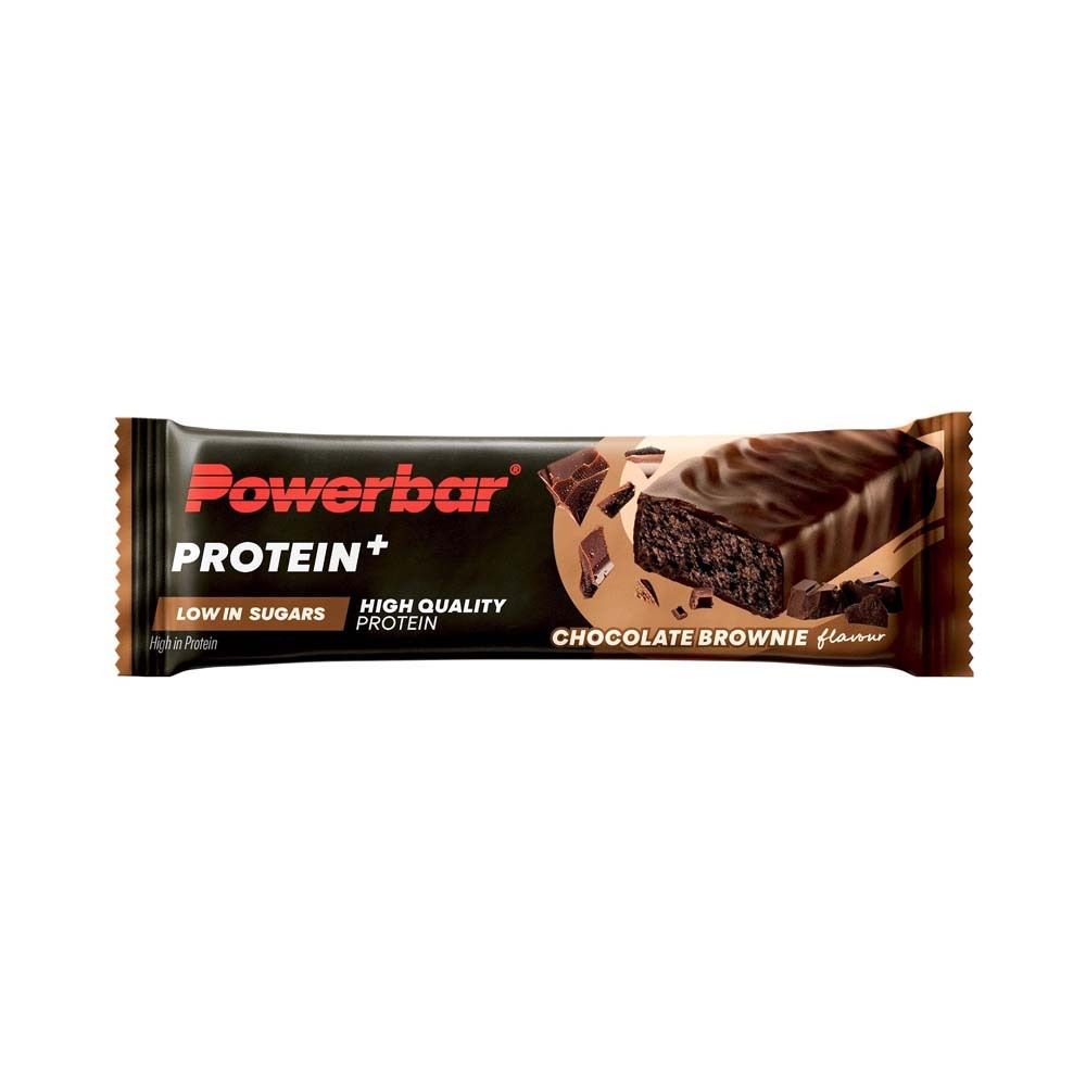 Powerbar PROTEIN+ LOW SUGAR CHOCOLATE BROWNIE. Riegel in Verpackung. Braune Verpackung mit Produktnamen und Geschmacksrichtung.