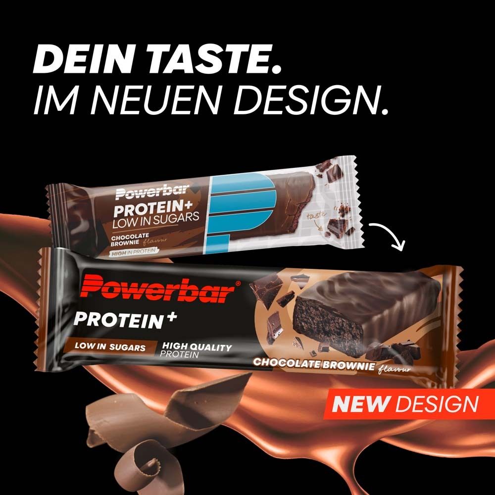 Zwei Powerbar PROTEIN+ LOW SUGAR CHOCOLATE BROWNIE Riegel. Schwarzer Hintergrund mit Text: 'NEUES DESIGN'.