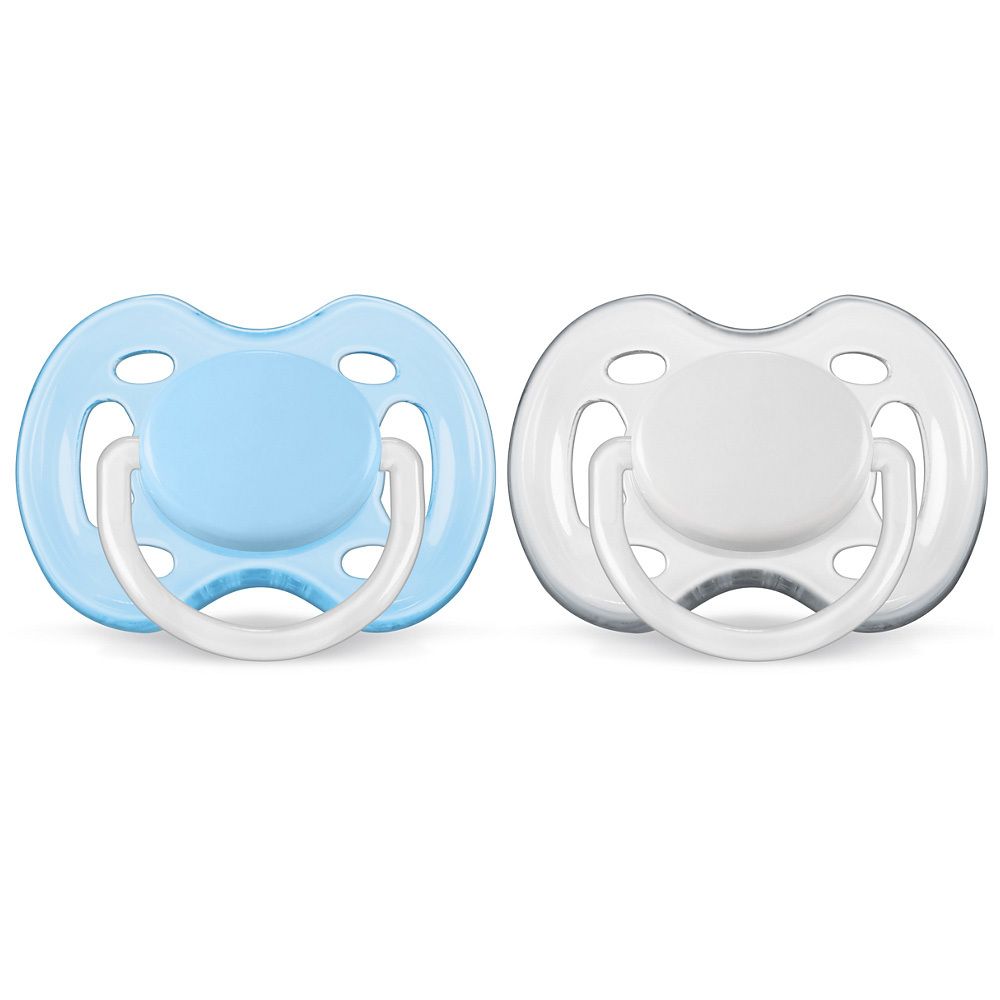 Zwei Schnuller, blau und transparent. Beide haben einen runden Sauger und einen Schild mit Löchern.