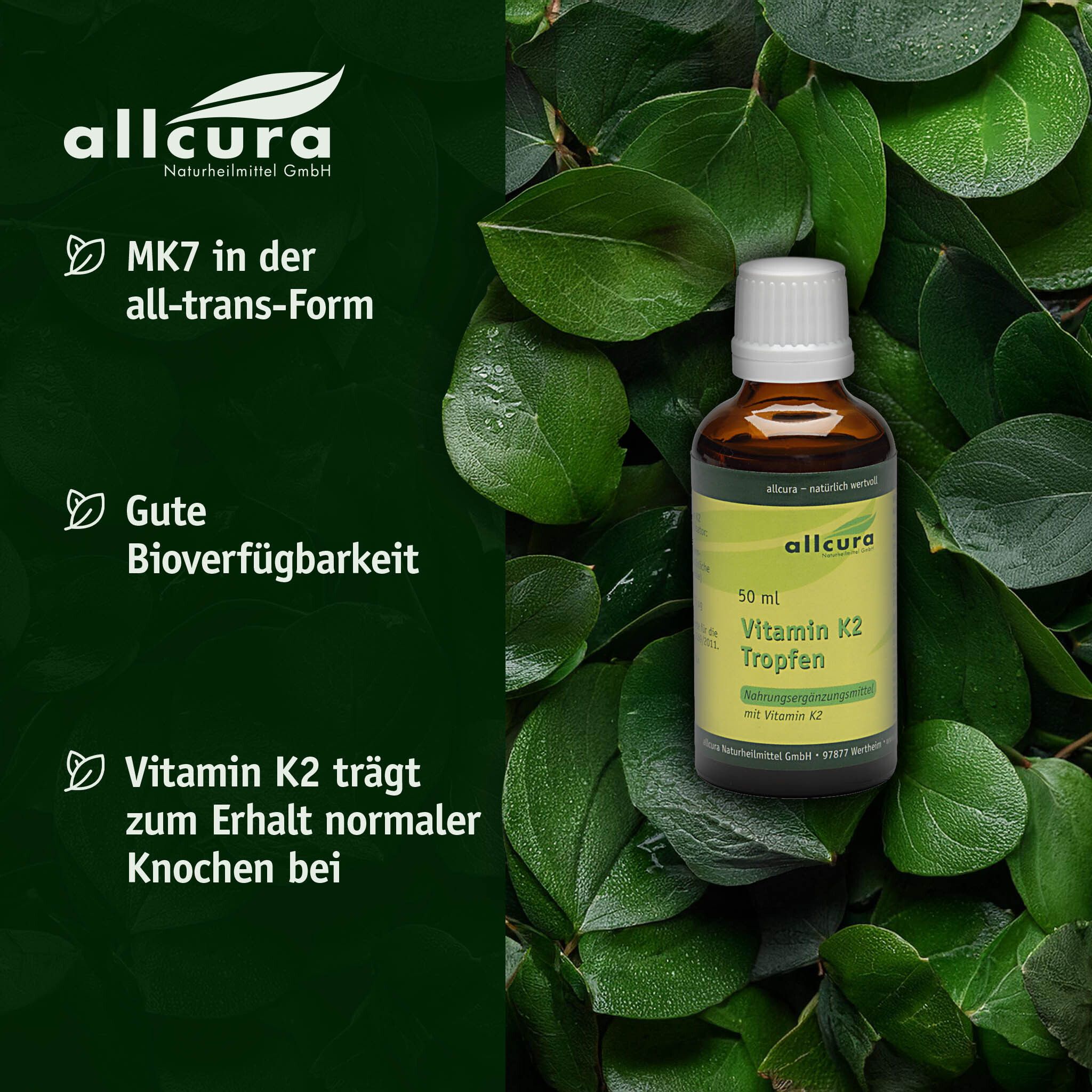 Braune Flasche Vitamin K2 Tropfen vor grünem Hintergrund. Text: MK7, gute Bioverfügbarkeit, Knochenerhalt.