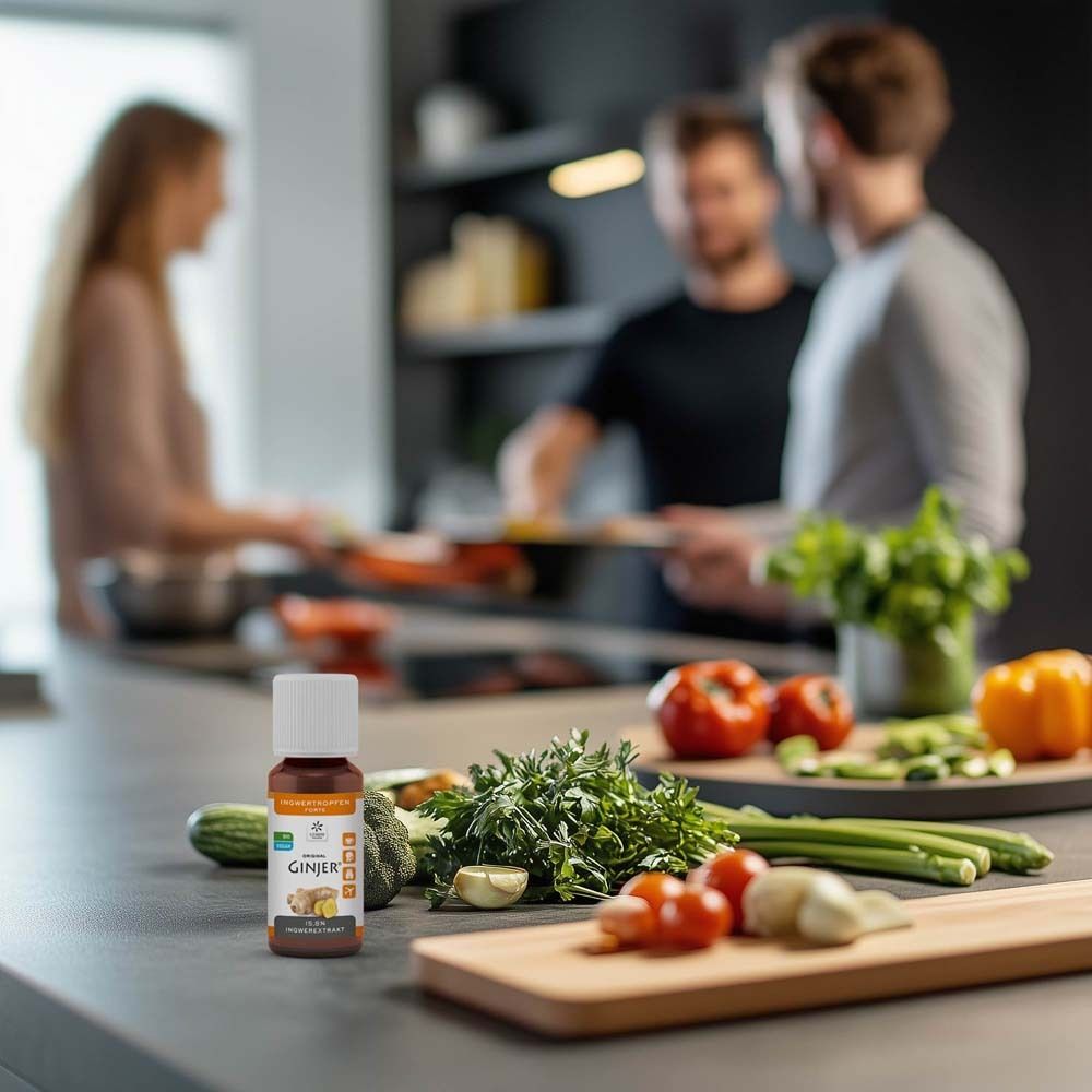 Braune Flasche mit weißem Deckel. Auf einem Tisch mit Gemüse. Aufdruck: „GINJER® FORTE“ und „BIO“.