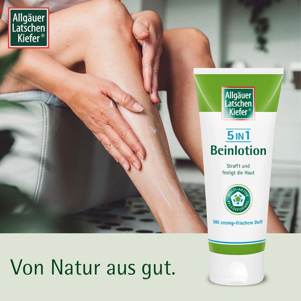 Beine werden mit Lotion eingerieben. Auf der rechten Seite die Tube. Logo: Allgäuer Latschenkiefer. Text: Von Natur aus gut.