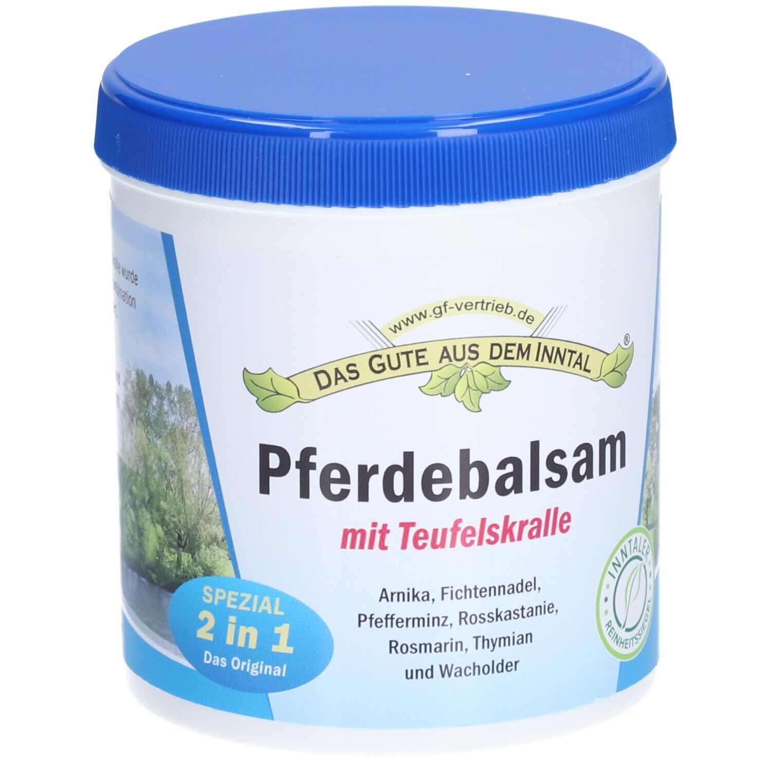 Weißer Tiegel mit blauem Deckel. Aufschrift: Pferdebalsam mit Teufelskralle. Logo: Das Gute aus dem Inntal. 2 in 1.