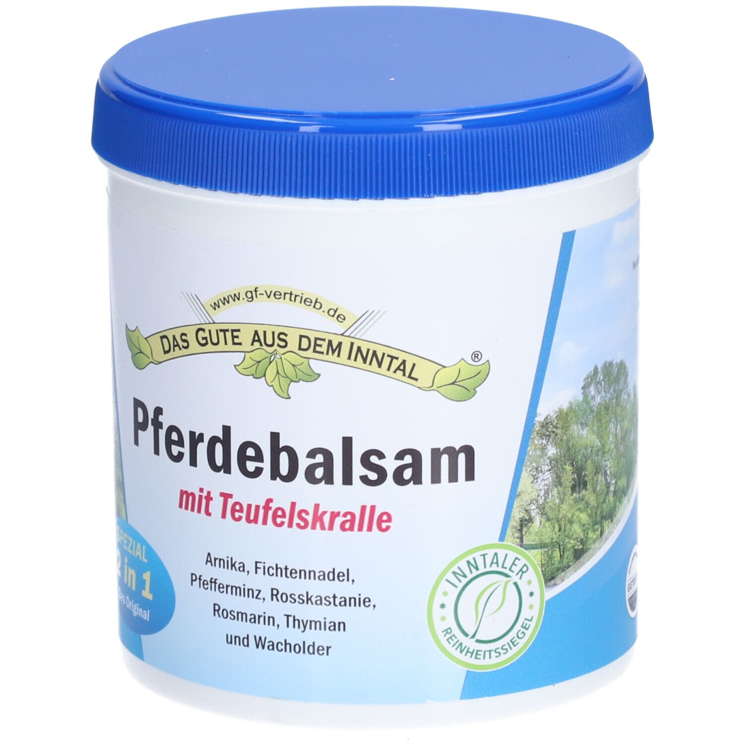 Weißer Tiegel mit blauem Deckel. Aufschrift: Pferdebalsam mit Teufelskralle. Logo: Das Gute aus dem Inntal. Reinheitssiegel.