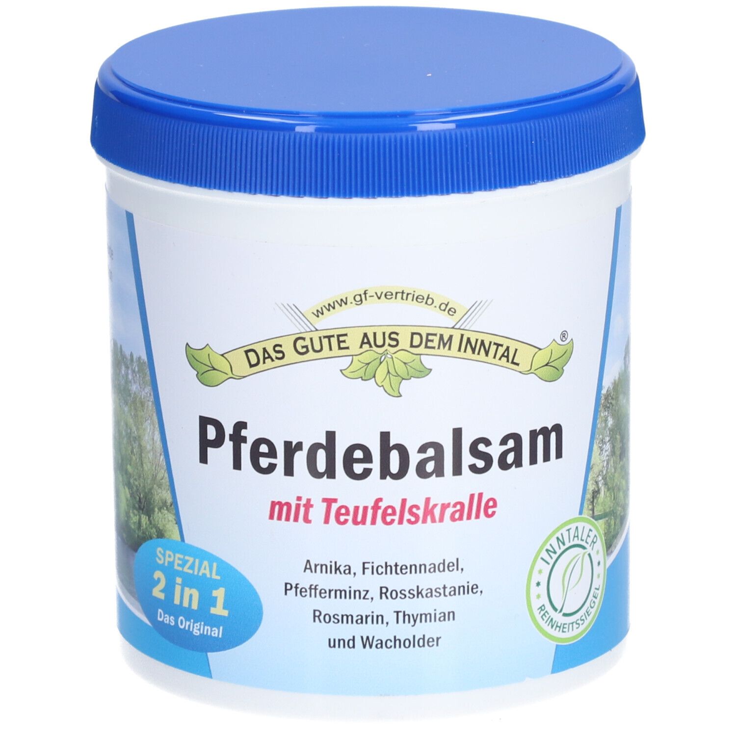 Weißer Tiegel mit blauem Deckel. Aufschrift: Pferdebalsam mit Teufelskralle. Logo: Das Gute aus dem Inntal.