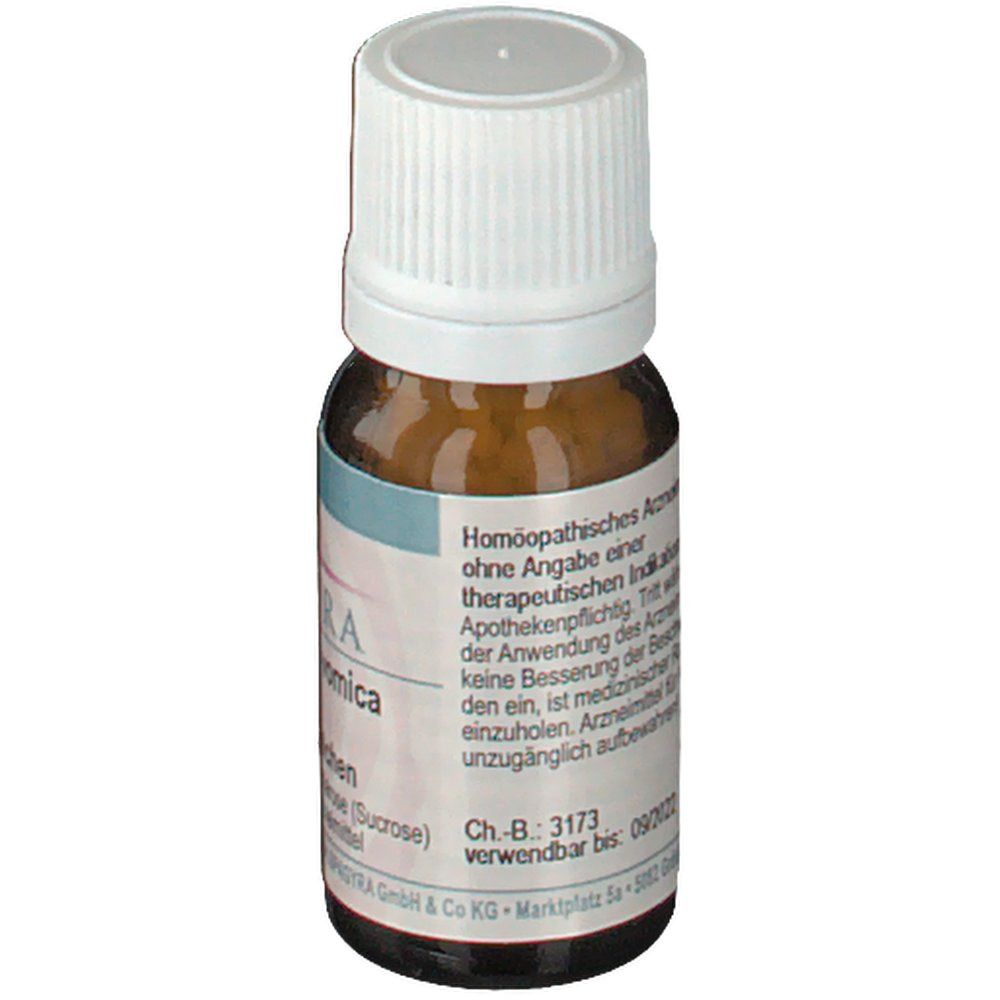 Braune Glasflasche mit weißem Deckel. Etikett mit SPAGYRA, Strychnos nux-vomica D6. Text über homöopathische Arzneimittel.