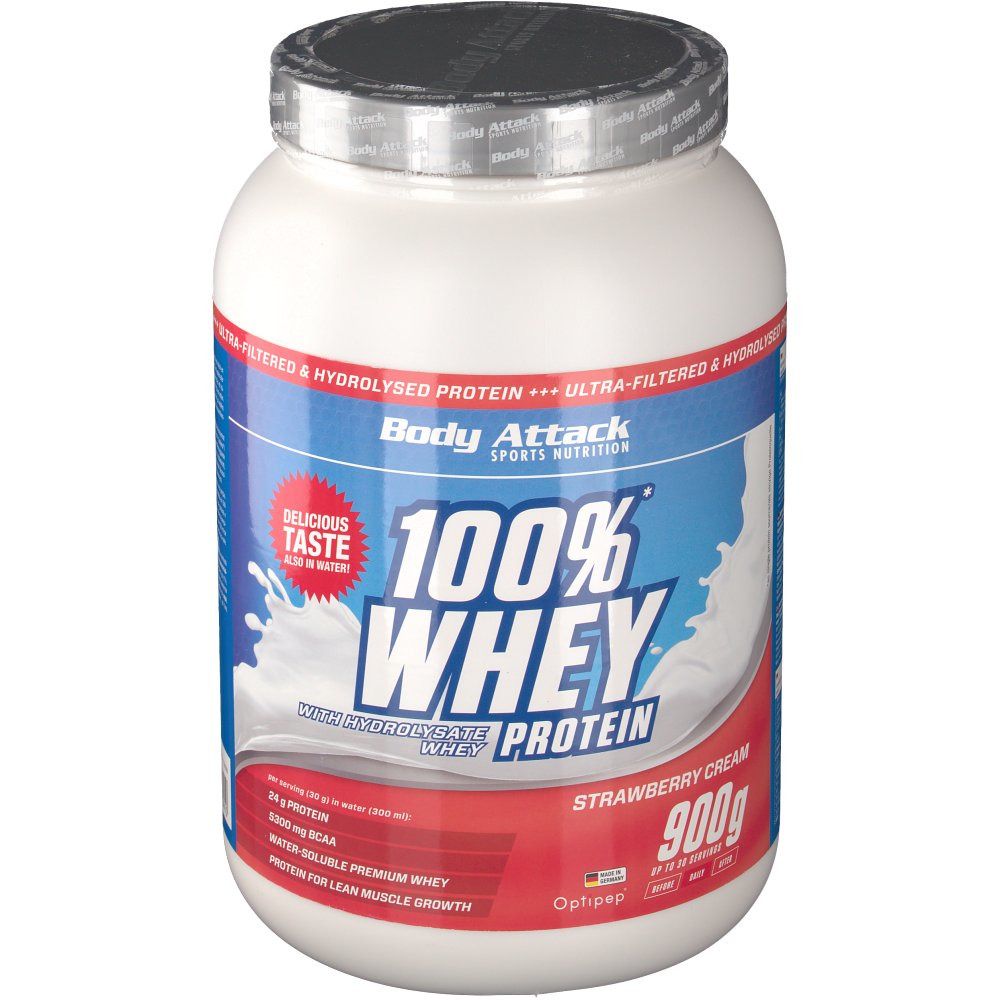 Weißes Proteinpulver-Behälter mit blauem Etikett. Aufschrift: Body Attack 100% Whey Protein. Erdbeer-Geschmack. 900g.