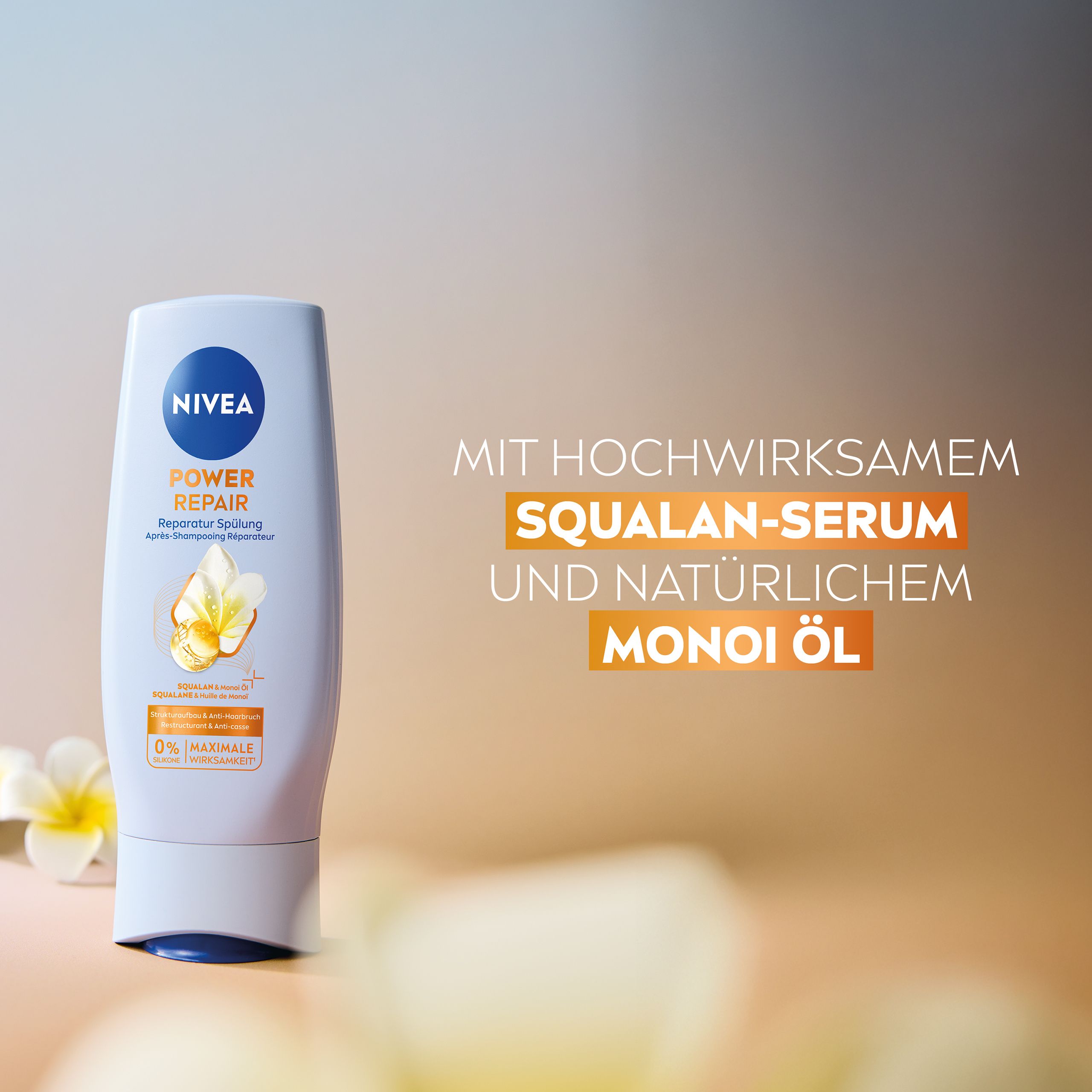NIVEA Power Repair Spülung mit Squalane-Serum und Monoi Öl. Abgebildet mit Blumen im Hintergrund.