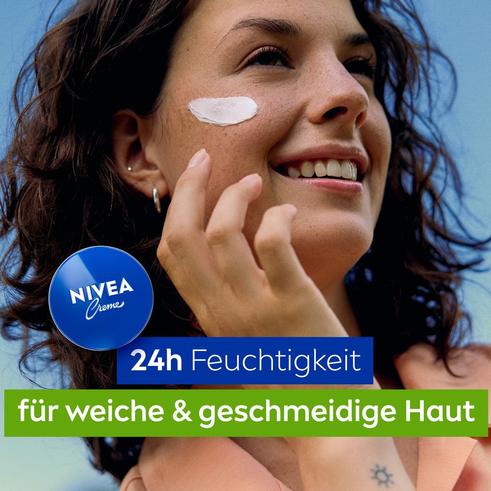 Frau mit NIVEA Creme auf der Wange, lächelnd, mit Text "24h Feuchtigkeit".