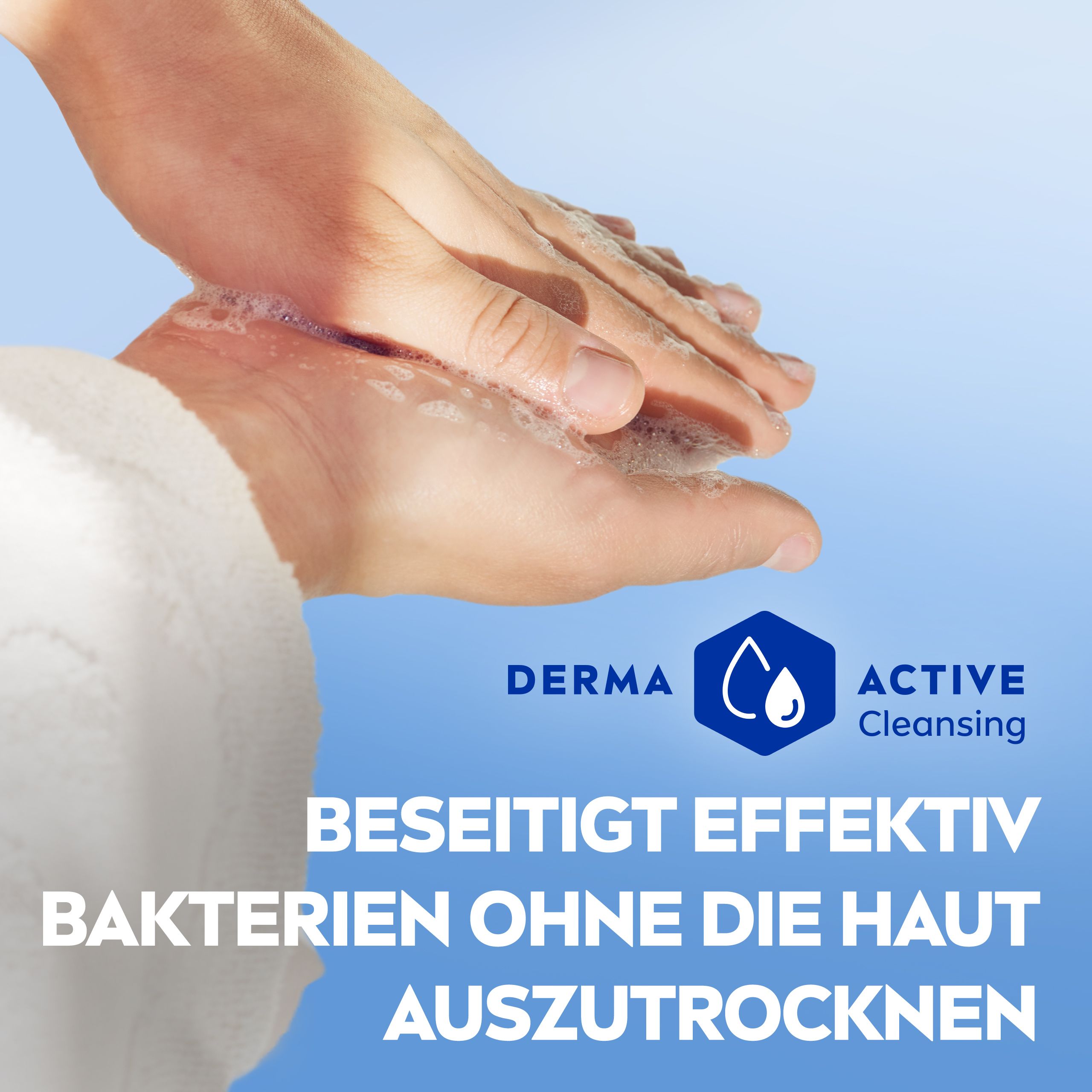 Hände werden mit schäumendem Seifenwasser gewaschen. Logo mit Wassertropfen und Text 'DERMA ACTIVE Cleansing'.