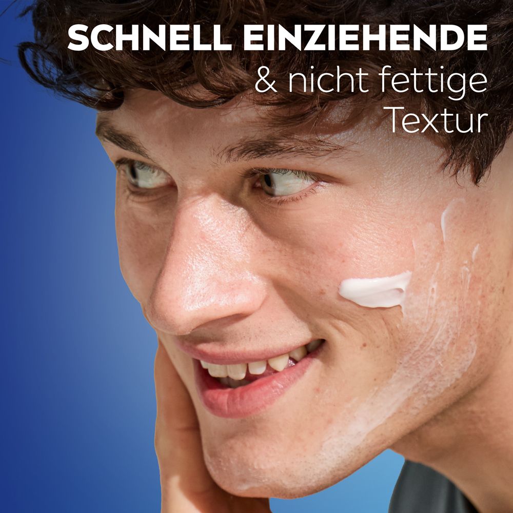Mann trägt NIVEA MEN Hydro Care Gesichtscreme auf. Schnell einziehende, nicht fettende Textur.