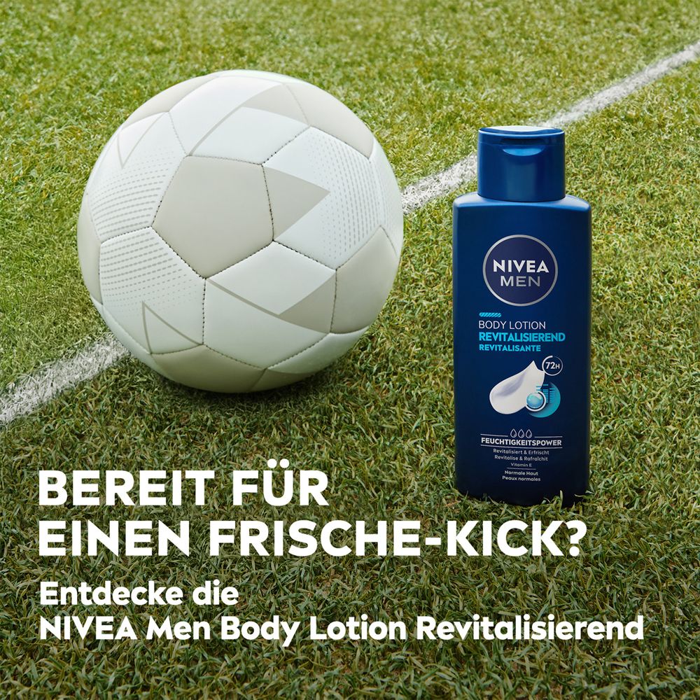 Dunkelblaue Flasche NIVEA MEN Revitalisierende Body Lotion neben einem Fußball auf einem Fußballfeld.
