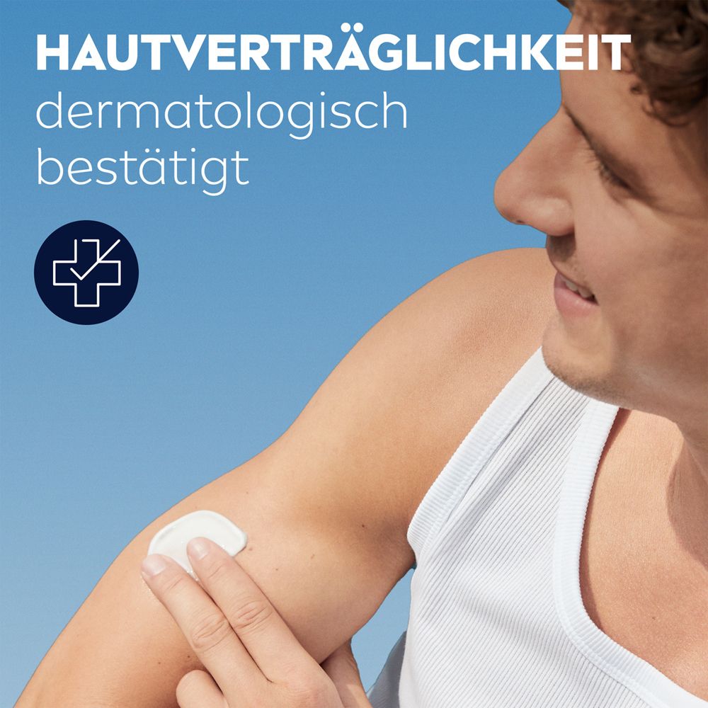 Mann trägt NIVEA MEN Revitalisierende Body Lotion auf seinen Arm auf. Dermatologisch bestätigt.