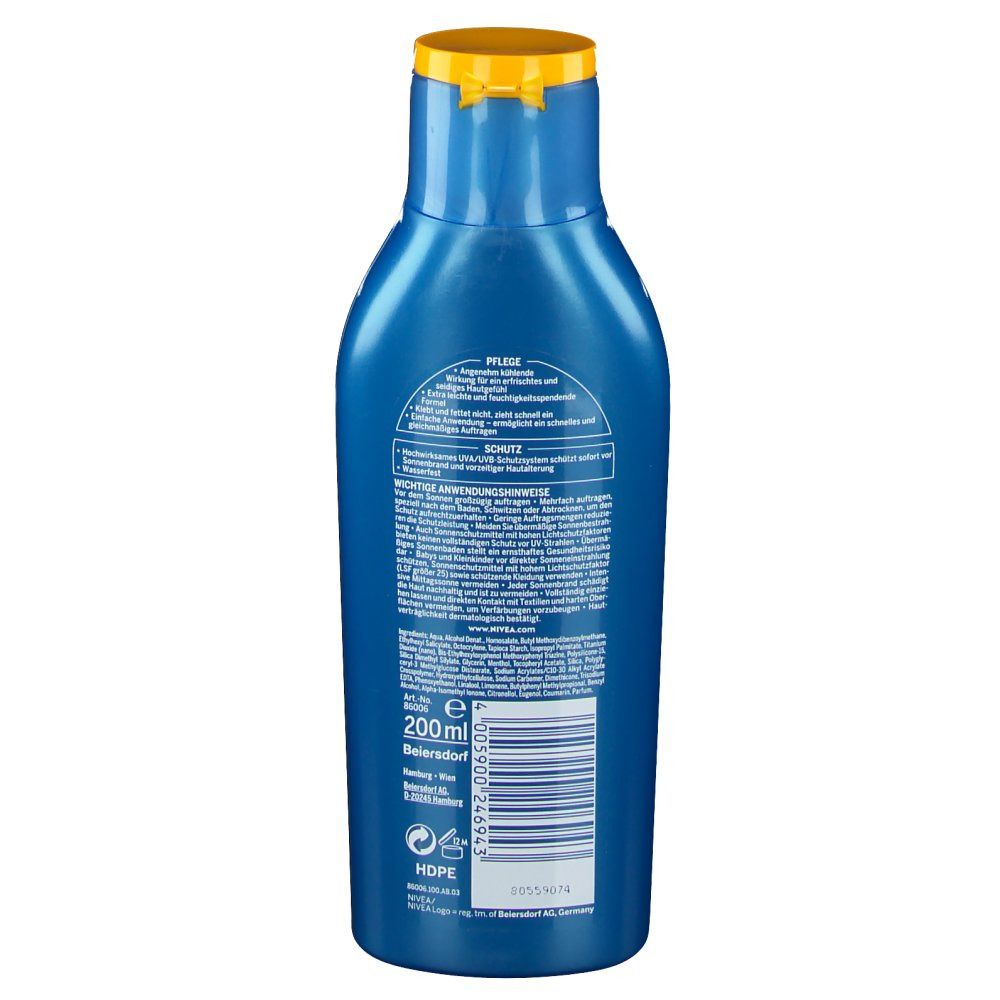 Rückseite der blauen Sonnenlotion-Flasche. Textinformationen, Barcode, Logo. Gelber Deckel.