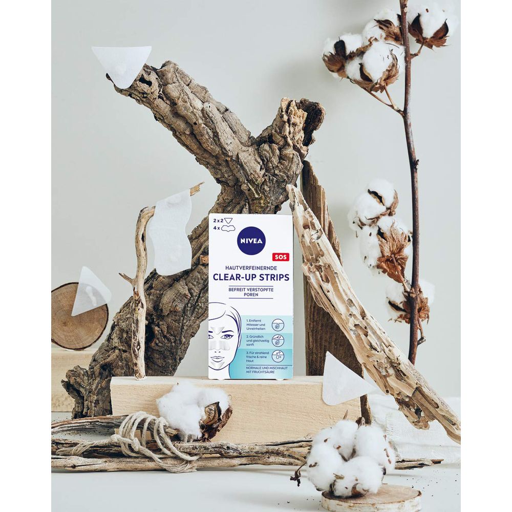 NIVEA Clear-Up Strips Packung in einer dekorativen Anordnung mit Naturmaterialien.