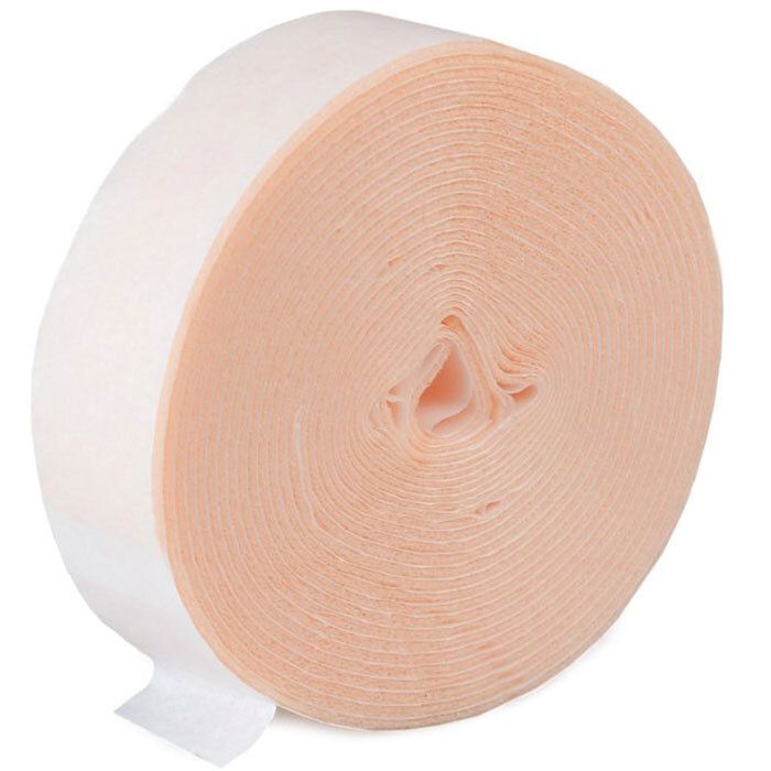 Rolle selbsthaftendes Schaumverband. Beige. Aufgerollt.