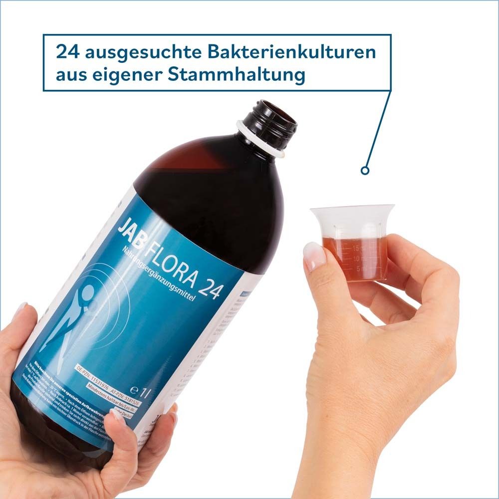 JAB FLORA 24 Flasche und ein Messbecher mit Flüssigkeit. Text: 24 Bakterienkulturen aus eigener Stammerhaltung.