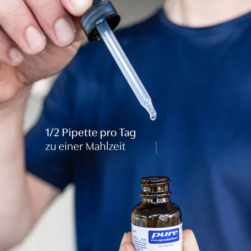 Tropfen aus Pipette über Flasche. Text: 1/2 Pipette pro Tag zu einer Mahlzeit. Braune Flasche mit Etikett.