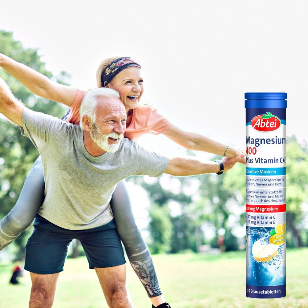 Älteres Paar im Freien, neben einer Tube Abtei Magnesium 400 Plus Vitamin C+E. Produktabbildung.