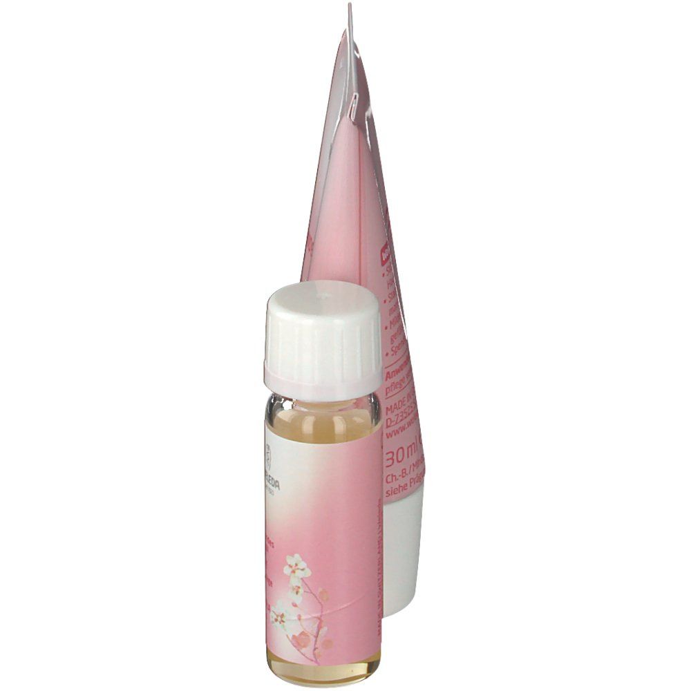 Ansicht von der Seite. Rosa Tube und Flasche. Aufschrift: Mandel, Gesichtsöl. Marke: Weleda.