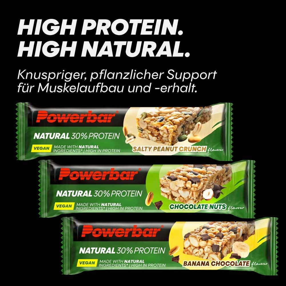 Drei Powerbar NATURAL PROTEIN Riegel. Grüne Verpackung. Sorten: Salty Peanut Crunch, Chocolate Nuts, Banane-Schokolade. Text: 30% Protein.