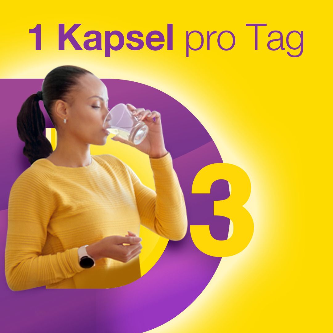 Frau trinkt Wasser. Text: 1 Kapsel pro Tag. Gelber Hintergrund mit lila D3.