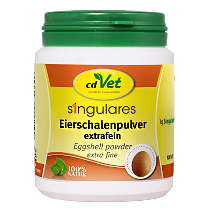 Weiße Dose mit grünem Deckel. Aufschrift: cd Vet singulares Eierschalenpulver extrafein. Illustration eines Eis.