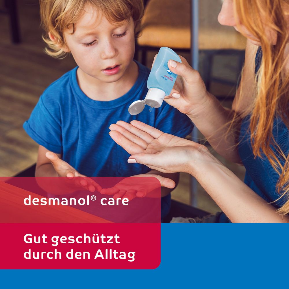 Mutter gibt Kind Händedesinfektion. Aufschrift: desmanol care. Gut geschützt.