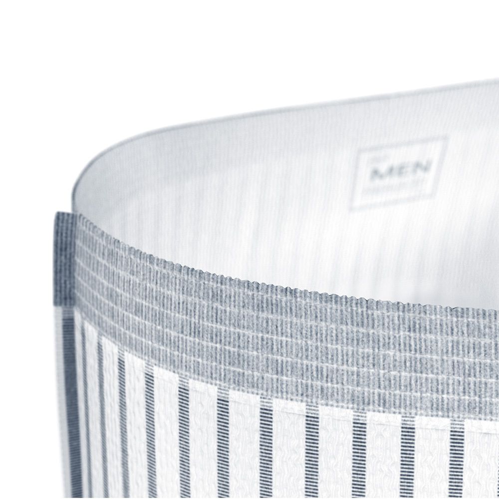 Nahaufnahme des Bunds der Schutzunterhose. Grauer Bund, weißes Material mit blauen Streifen. Text: MEN.