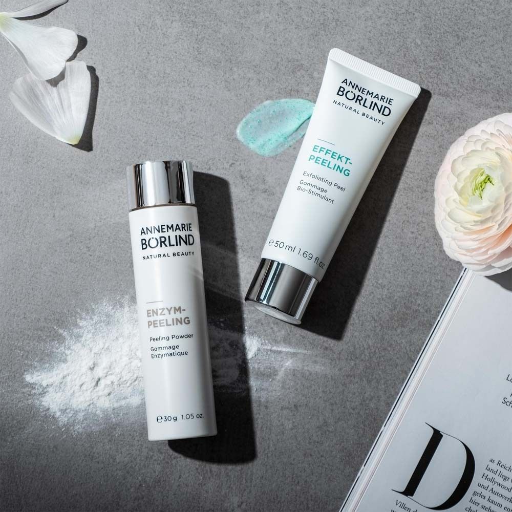 Zwei Produkte und eine Zeitschrift. Weißer Zylinder, Tube. Aufschrift: ANNEMARIE BÖRLIND, ENZYM-PEELING, EFFEKT-PEELING.