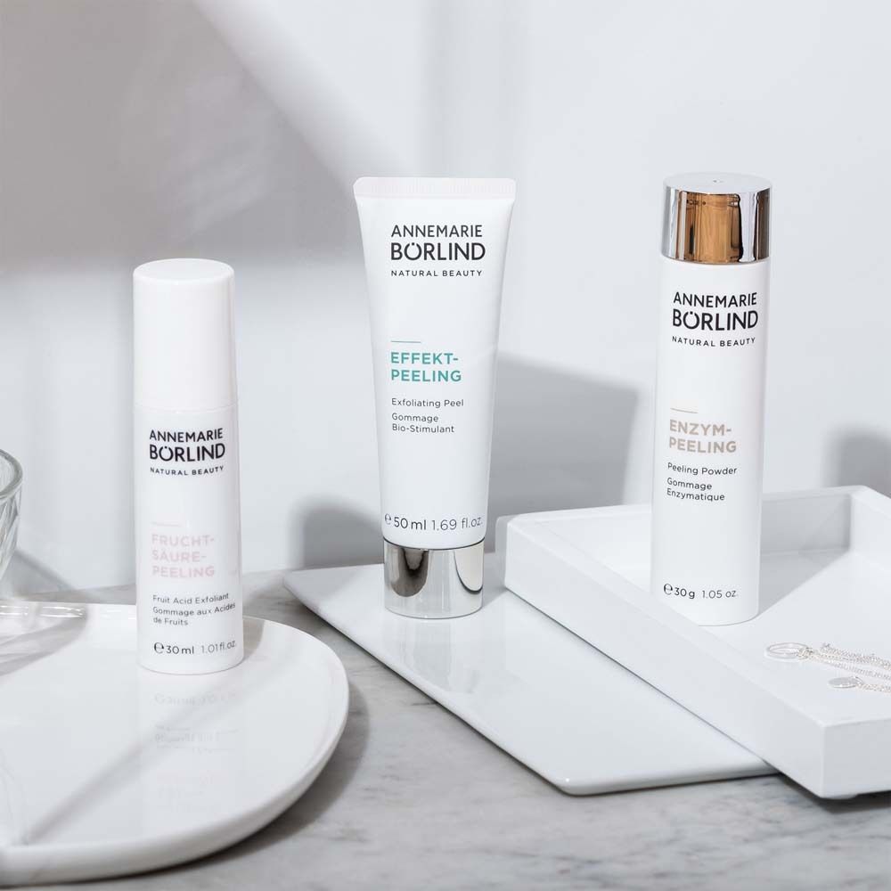 Drei Produkte auf weißem Tablett. Aufschrift: ANNEMARIE BÖRLIND, ENZYM-PEELING, EFFEKT-PEELING, Fruchtsäure Peeling.