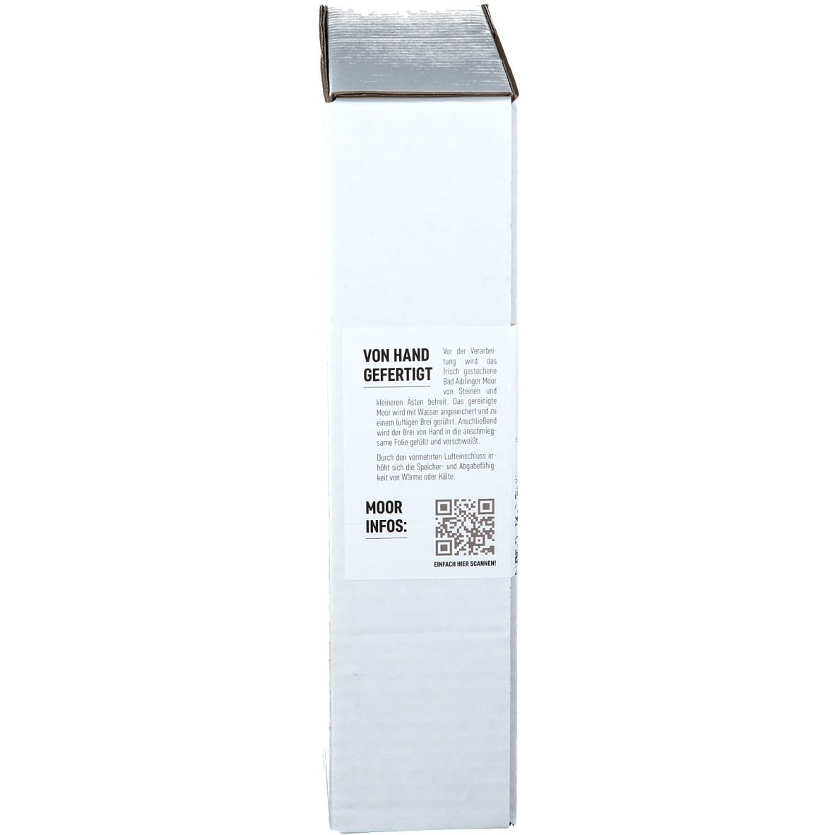 Schmale Produktverpackung mit Text: Von Hand gefertigt. Moor Infos. QR-Code.