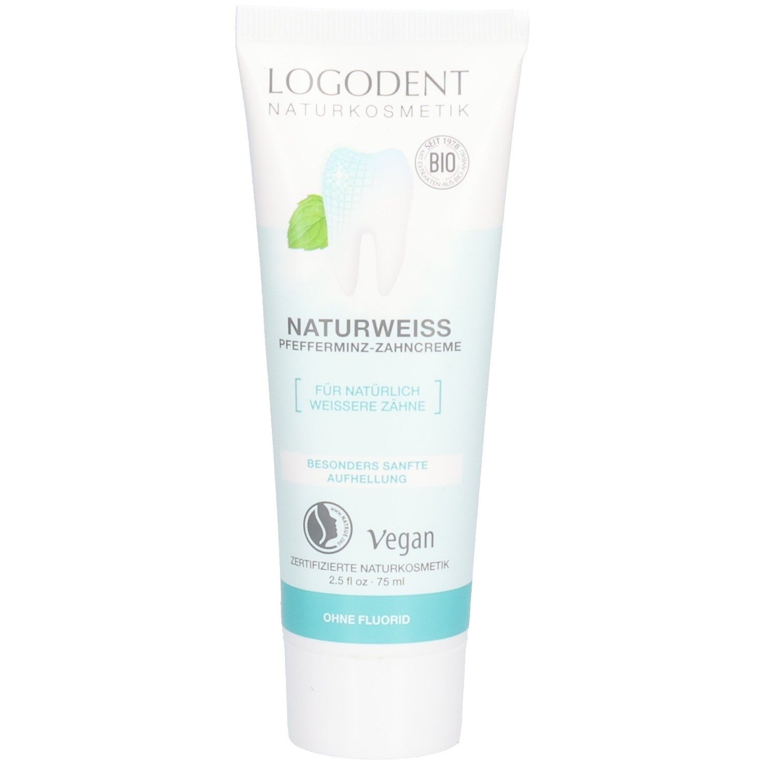 Zahncreme-Tube mit Schriftzug NATURWEISS Pfefferminz-Zahncreme. Bio-Siegel, Vegan-Logo. Weiße Tube mit hellblauem Akzent.
