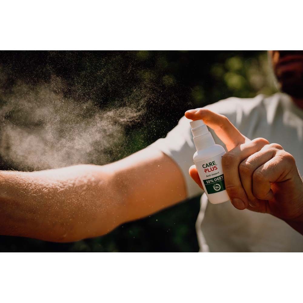 Weißes Spray von Care Plus, sprüht auf einen Arm. Aufschrift: 50% DEET.