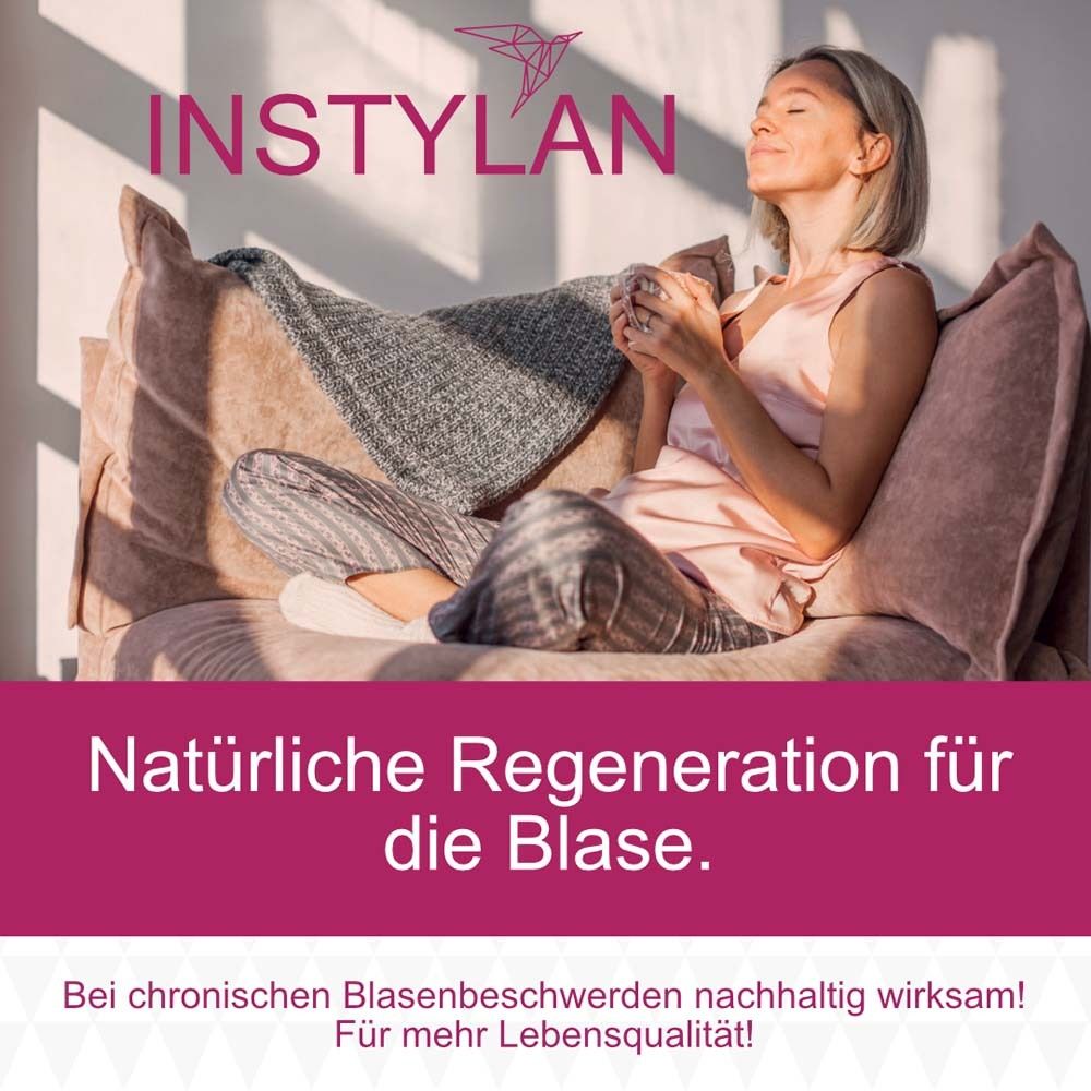 Frau sitzt auf Sofa. Text: Natürliche Regeneration für die Blase. INSTYLAN Logo.