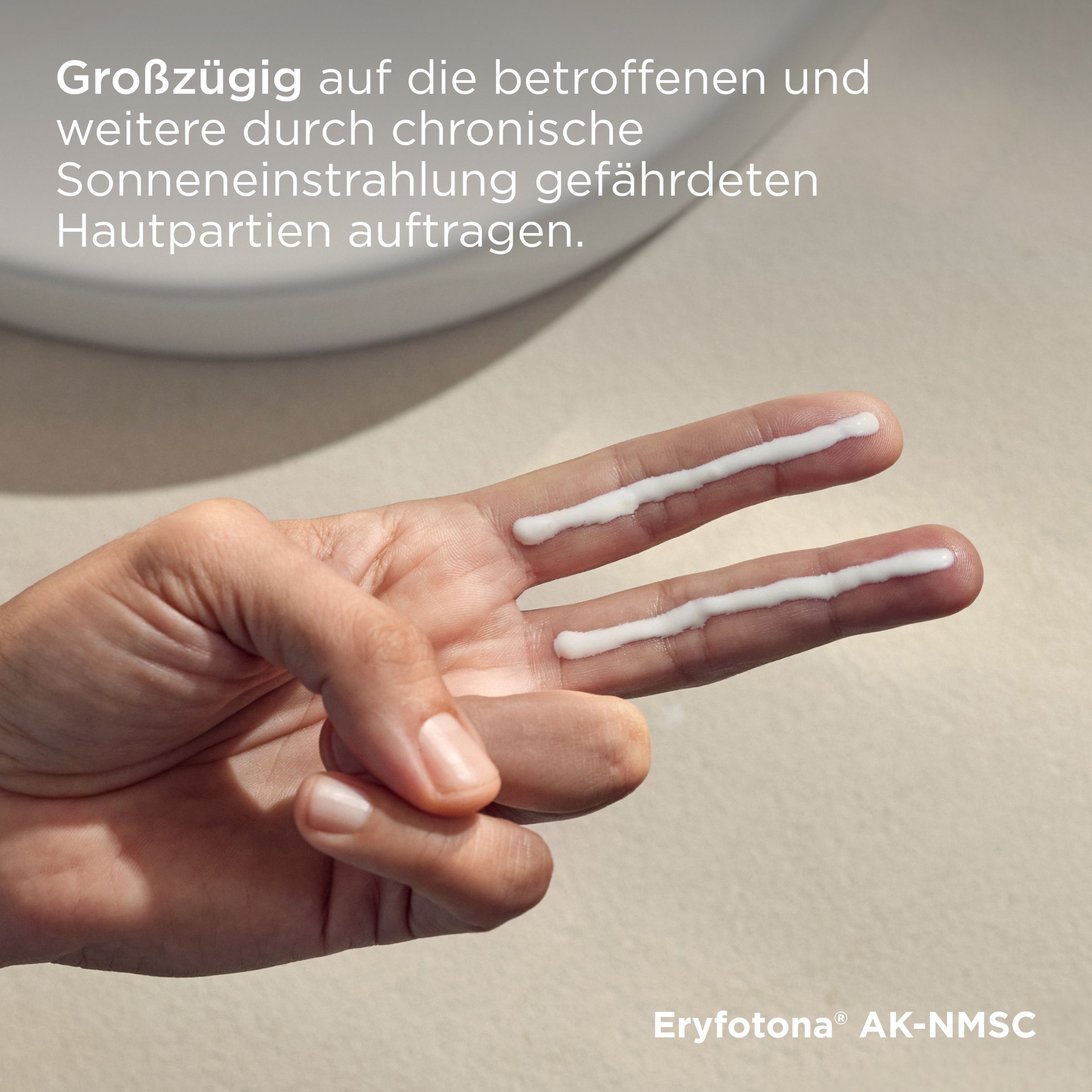 Zwei Finger mit weißem Fluid. Text: Großzügig auf die betroffenen Hautpartien auftragen.