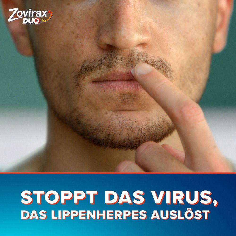 Nahaufnahme eines Mannes, der einen Finger auf seine Lippe mit Lippenherpes legt.