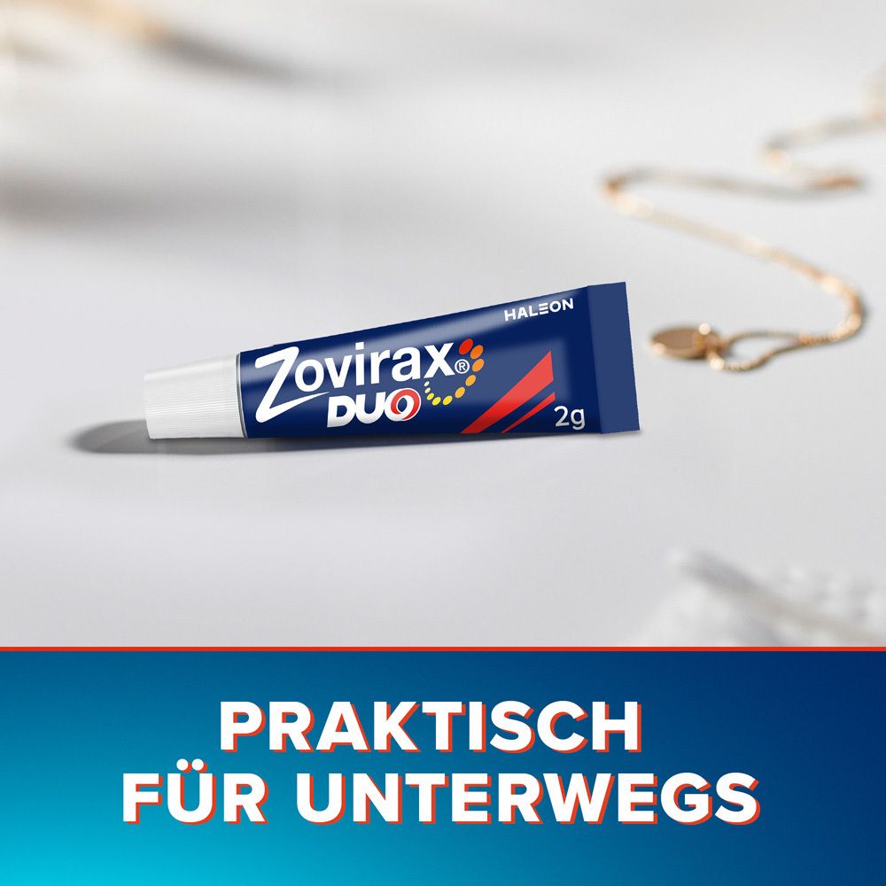 Zovirax Duo Creme Tube auf einem hellen Hintergrund mit Schmuck.