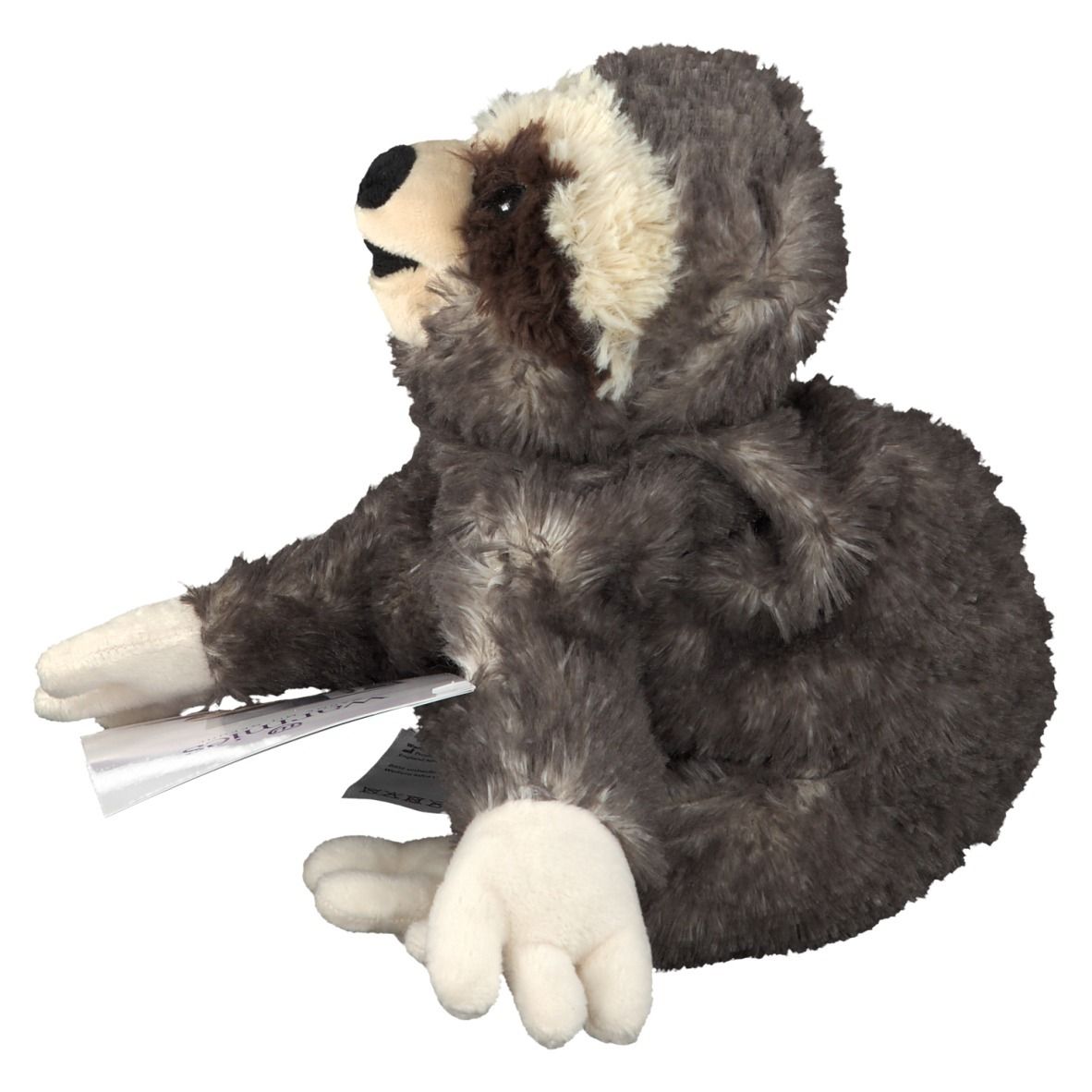 Plüschtier Faultier, seitliche Ansicht. Braunes und cremefarbenes Gesicht, braun-graues Fell. Mit Produktverpackung.