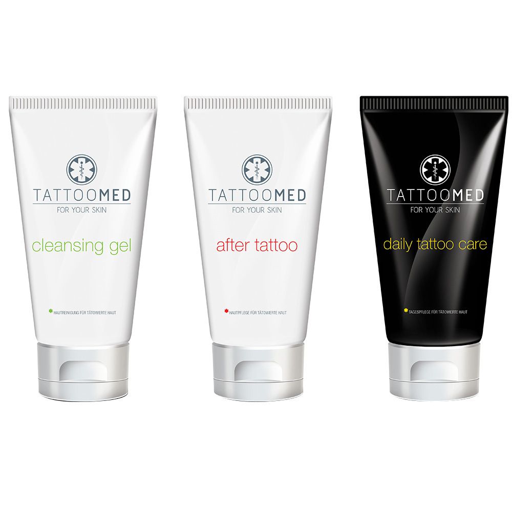 Drei Tuben TattooMed-Pflegeprodukte. Reinigungsgel, After Tattoo und Daily Tattoo Care. Weiße, schwarze und silberne Elemente.