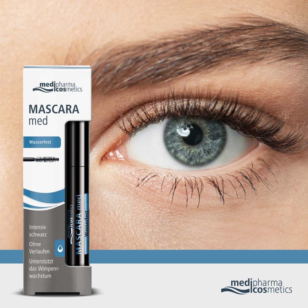 Auge mit getuschten Wimpern und Mascara-Tube in Verpackung. Aufschrift: Mascara med Wasserfest.