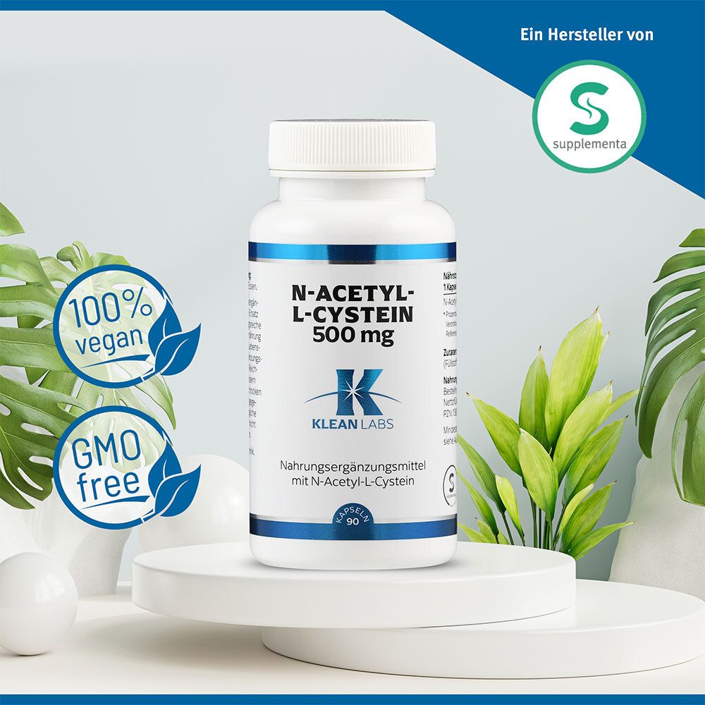 Weiße Flasche mit blauem Etikett. N-Acetyl-L-Cystein 500 mg. Auf Podest. 100% vegan, GMO free. Marke: KLEAN LABS.