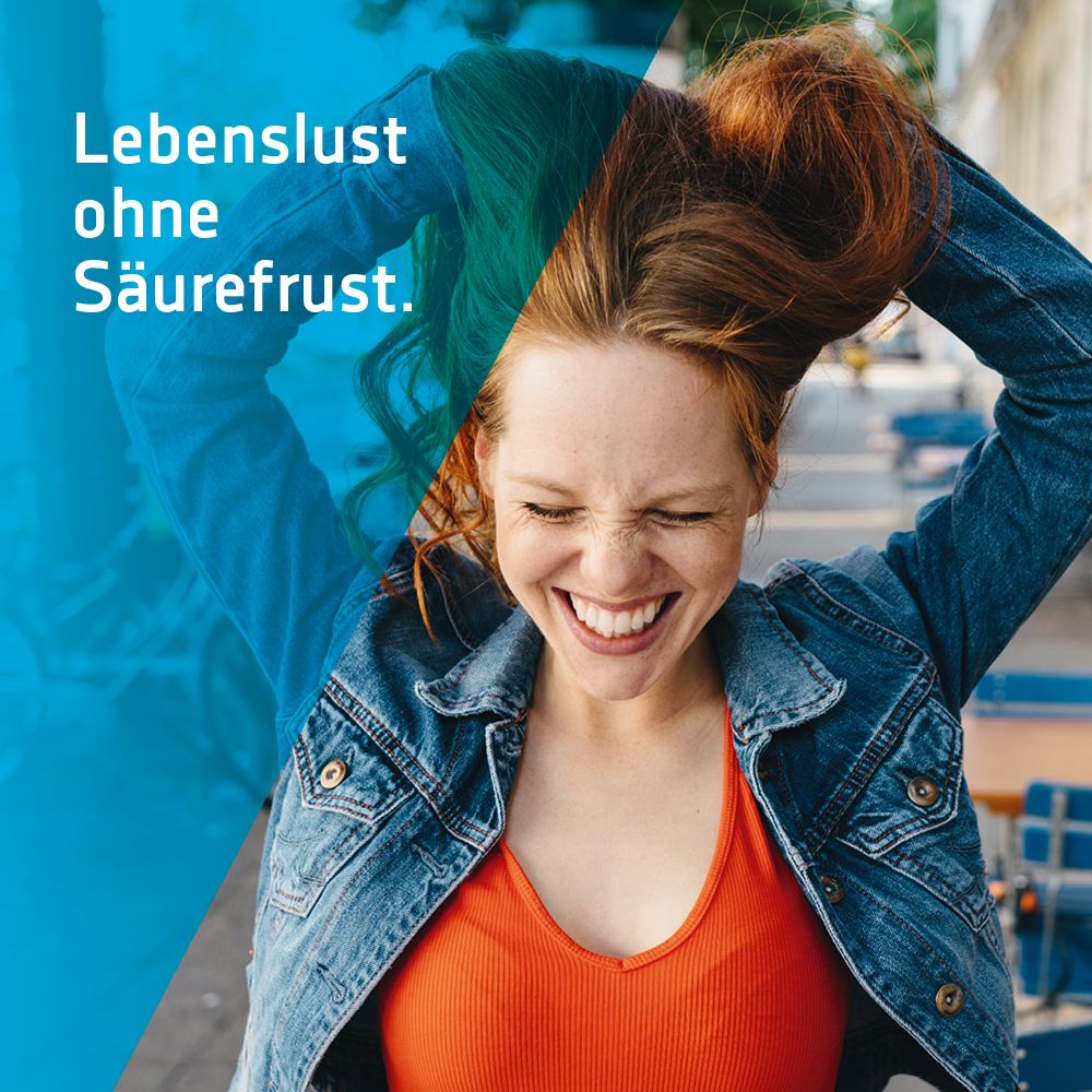 Junge Frau lacht. Sie trägt eine Jeansjacke und ein orangefarbenes Oberteil. Text: Lebenslust ohne Säurefrust.